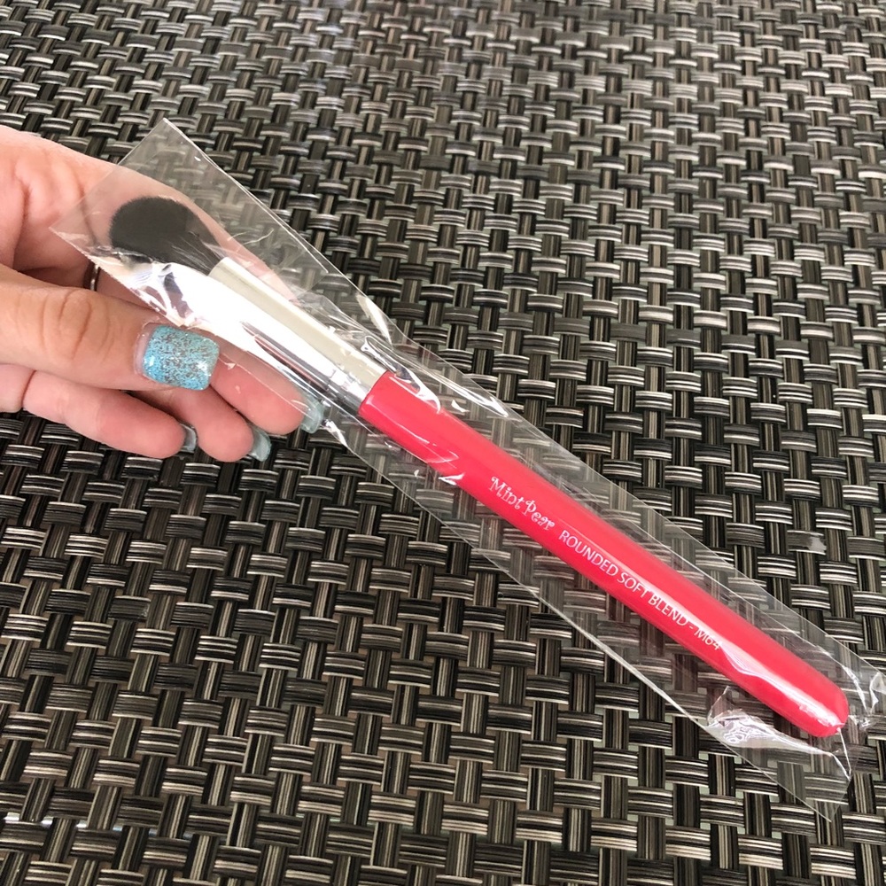 Mint Pear rounded soft blend (M64) makeup brush